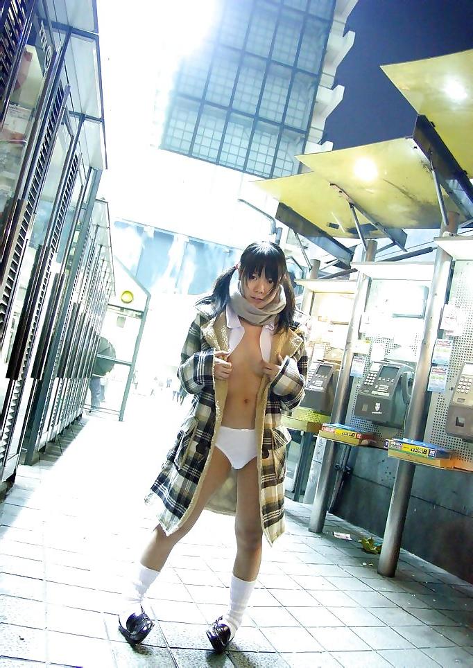 6P Nude Japanese Girls Outside
