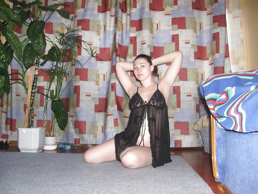 15P Beutiful MILF posing
