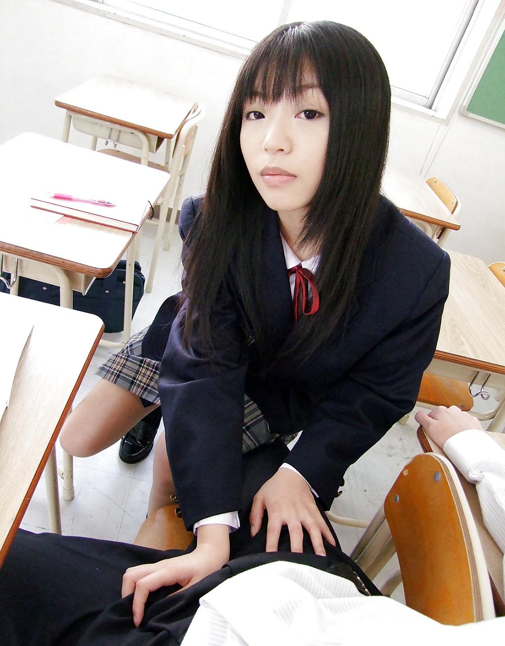 22P Japanese girl public blowjob