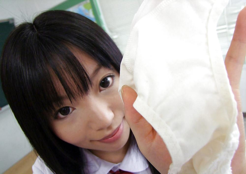 22P Japanese girl public blowjob