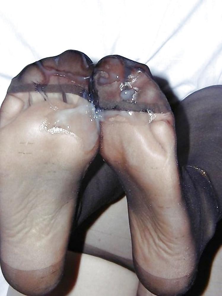 25P Cum on Her Nylons