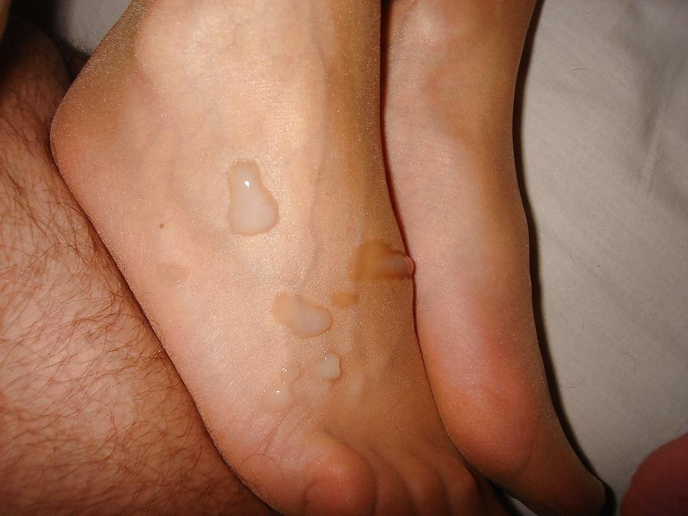 25P Cum on Her Nylons