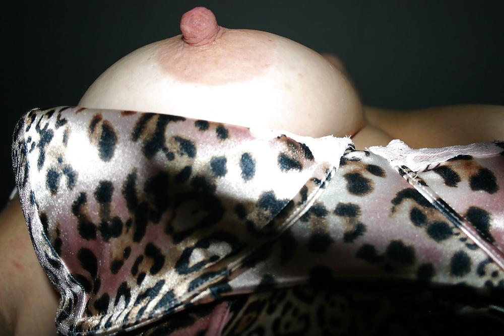 5P My GF showing her great tits in a pink bra