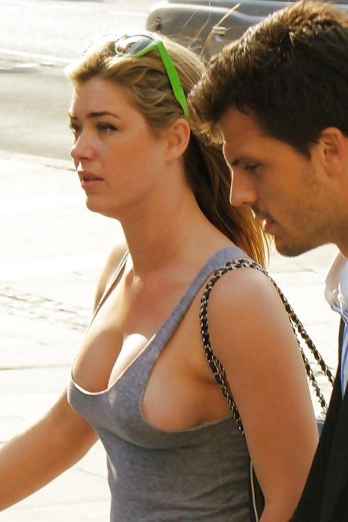 25P No Bra Nipples Oops