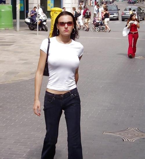25P No Bra Nipples Oops