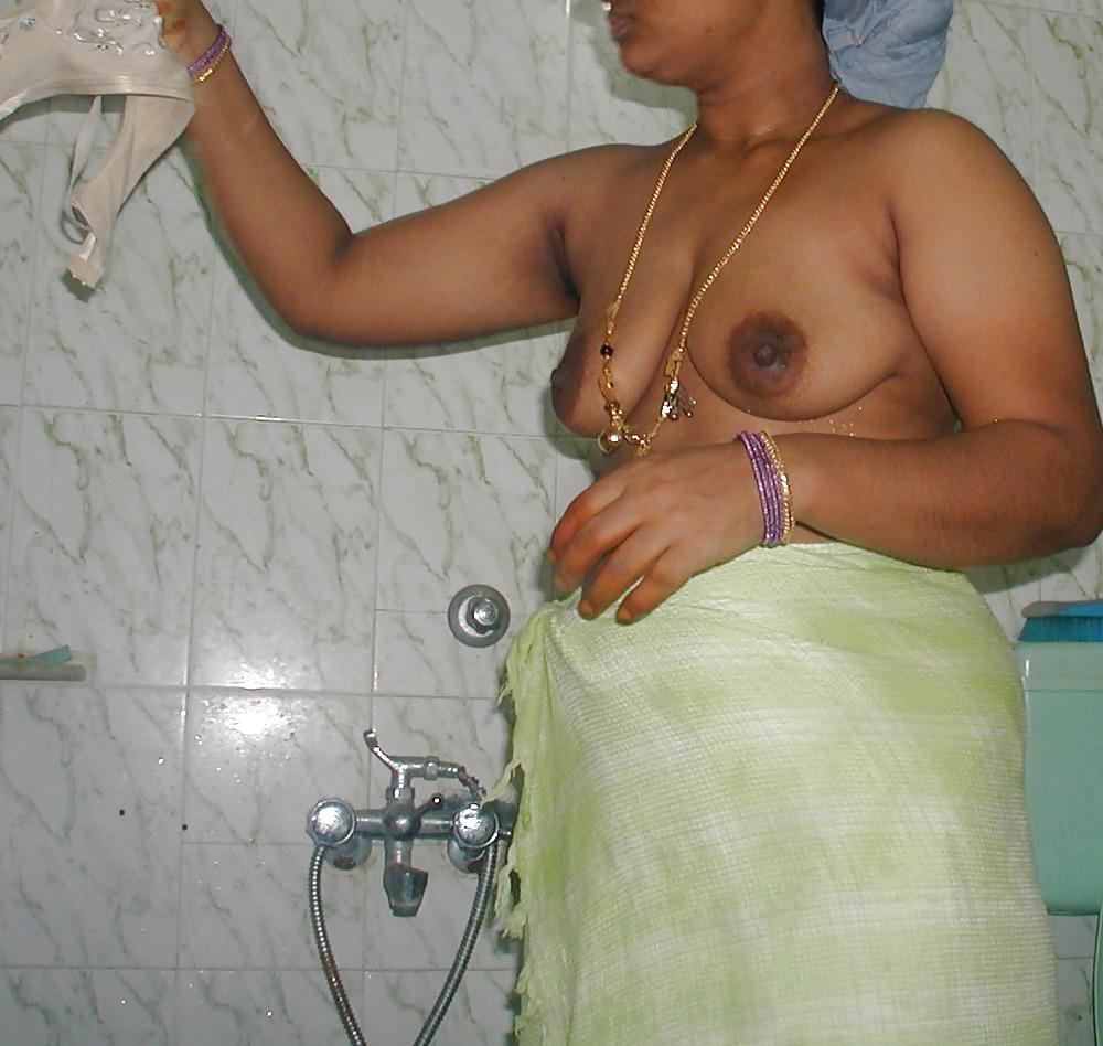 8P Aunty in a Bath