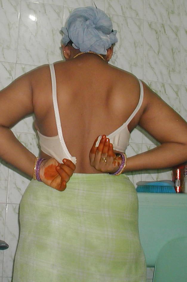 8P Aunty in a Bath