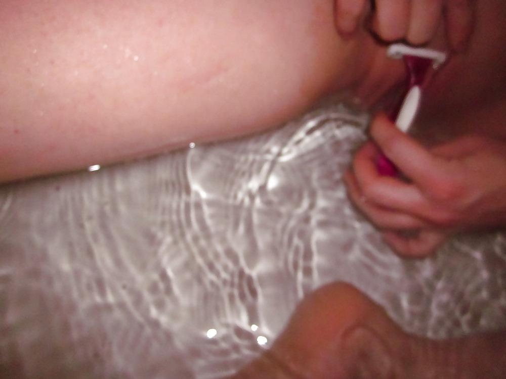 25P Pregnant slut Baby shaves her lil pussy