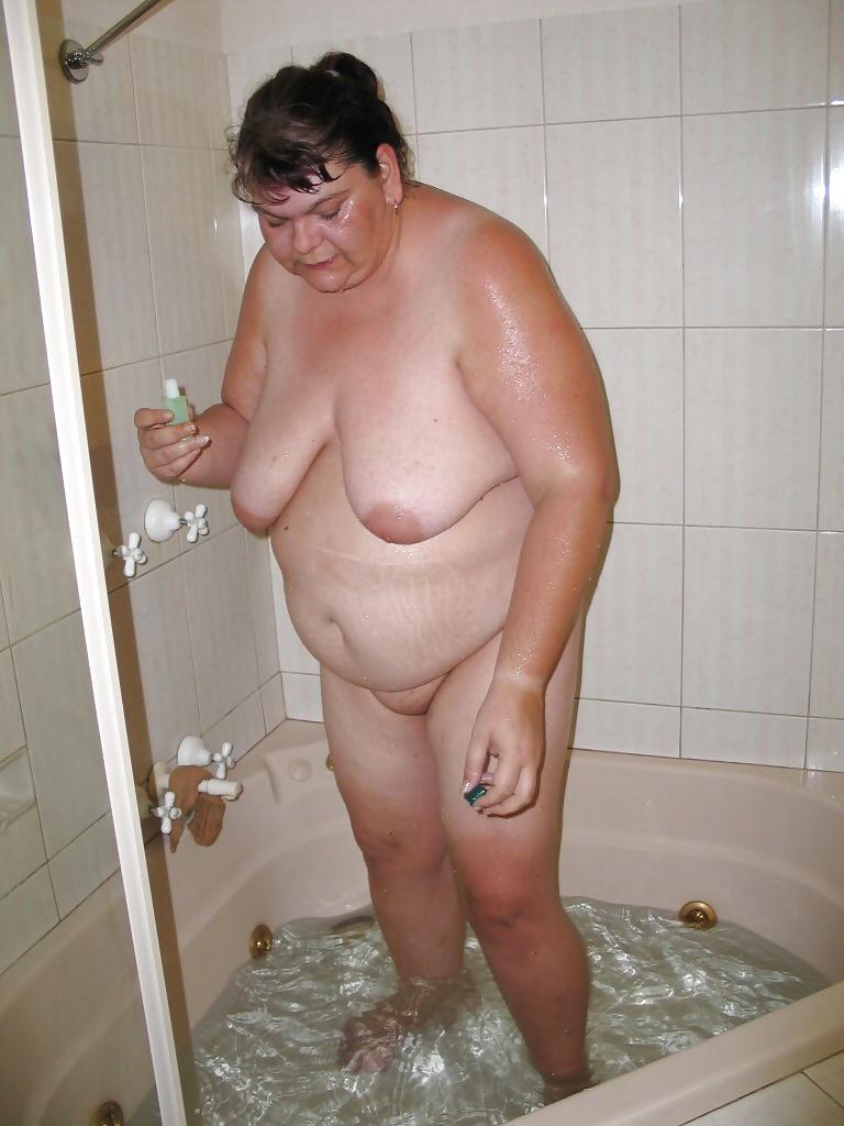 20P Bbw in bath.