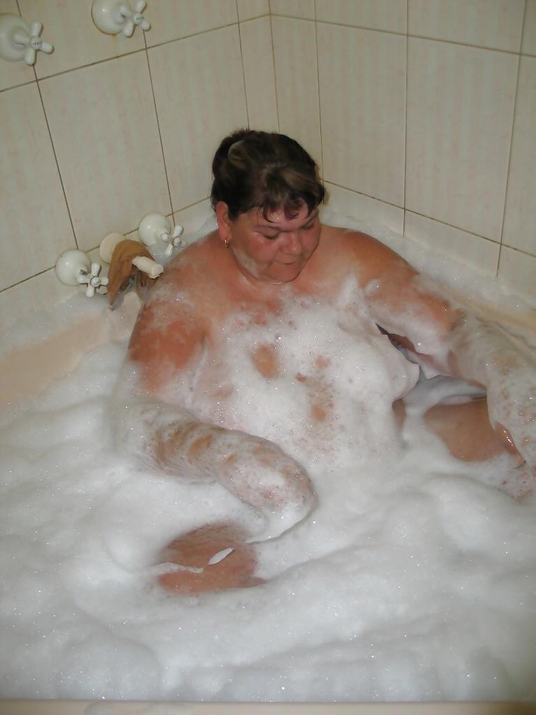 20P Bbw in bath.