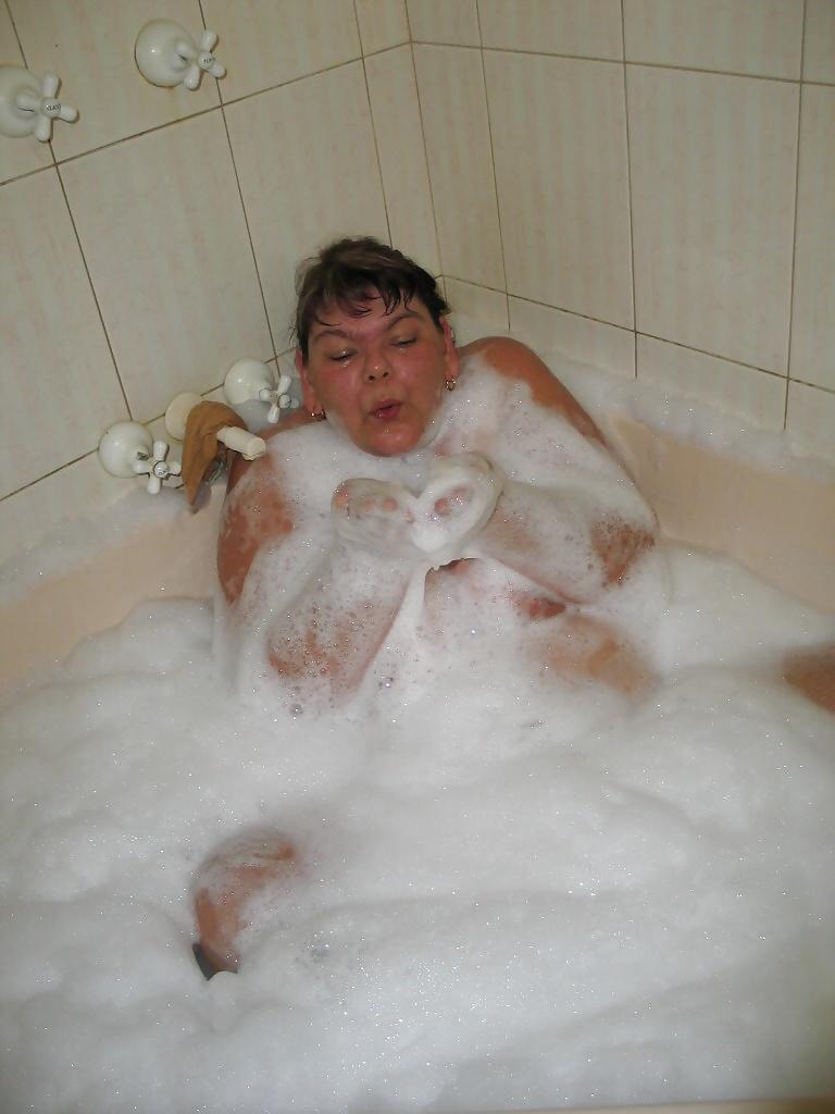 20P Bbw in bath.