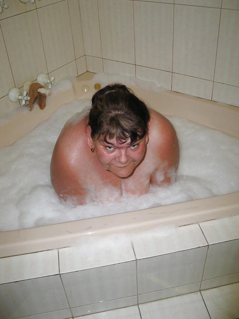20P Bbw in bath.