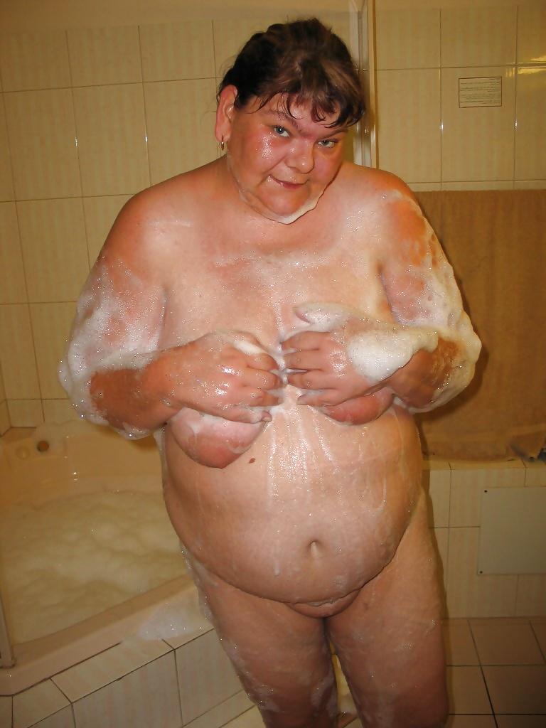 20P Bbw in bath.
