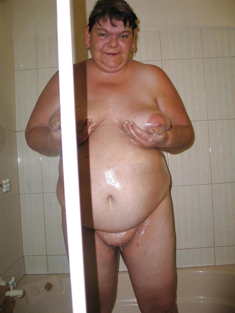 20P Bbw in bath.