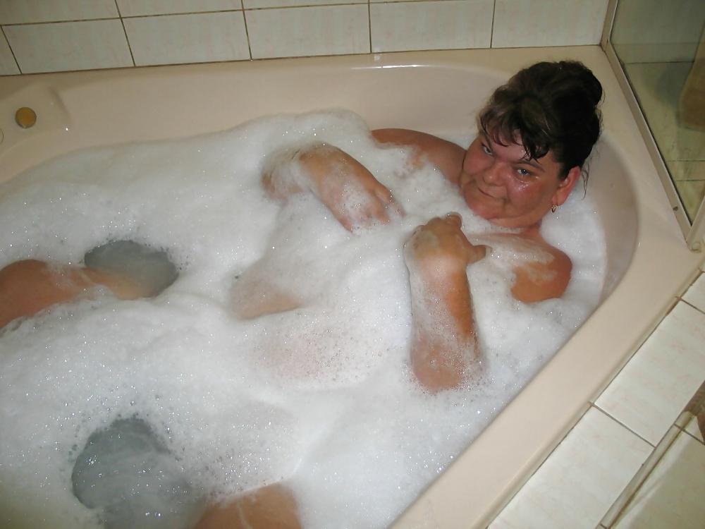20P Bbw in bath.