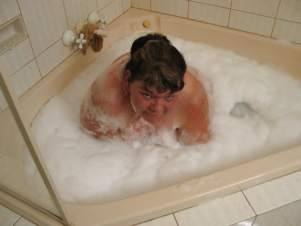 20P Bbw in bath.