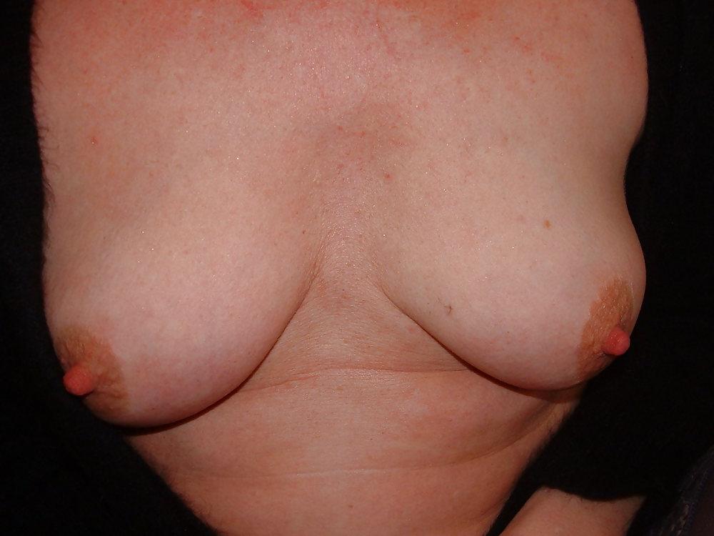25P Horny slut shows her cunt