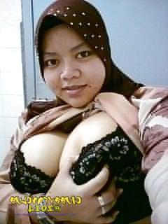 22P Awek tudung baju kurung tayang bra
