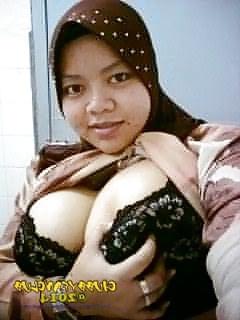 22P Awek tudung baju kurung tayang bra