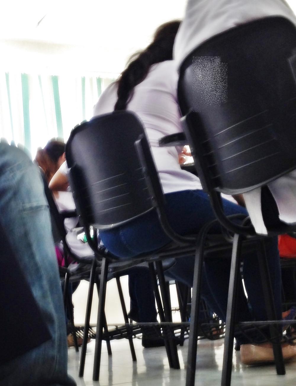 5P Mexicana-culo de nena de prepa saliendose de la silla