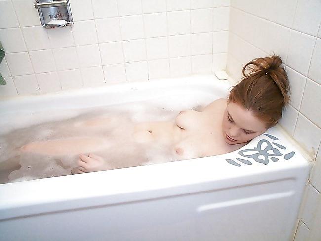 10P Curvy Big Butt Redhead Cutie Takes a Bath