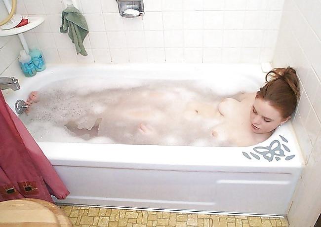10P Curvy Big Butt Redhead Cutie Takes a Bath