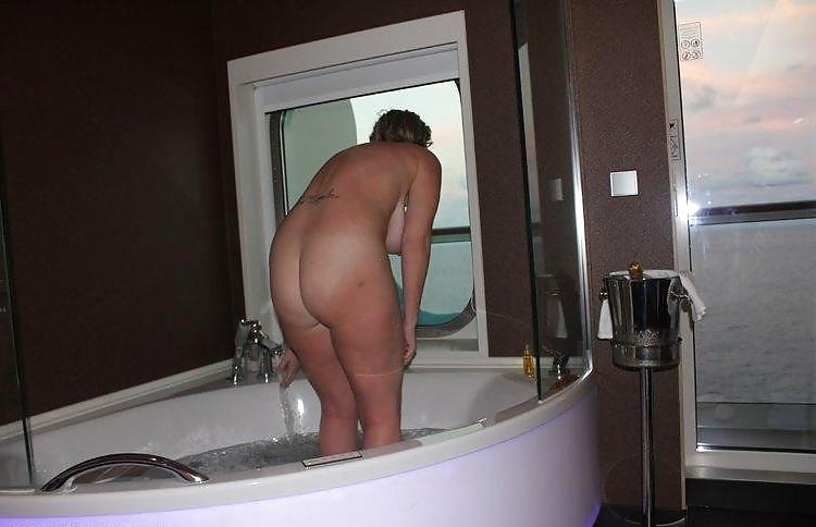 8P Time for a relaxing hot bath for the hot lady !