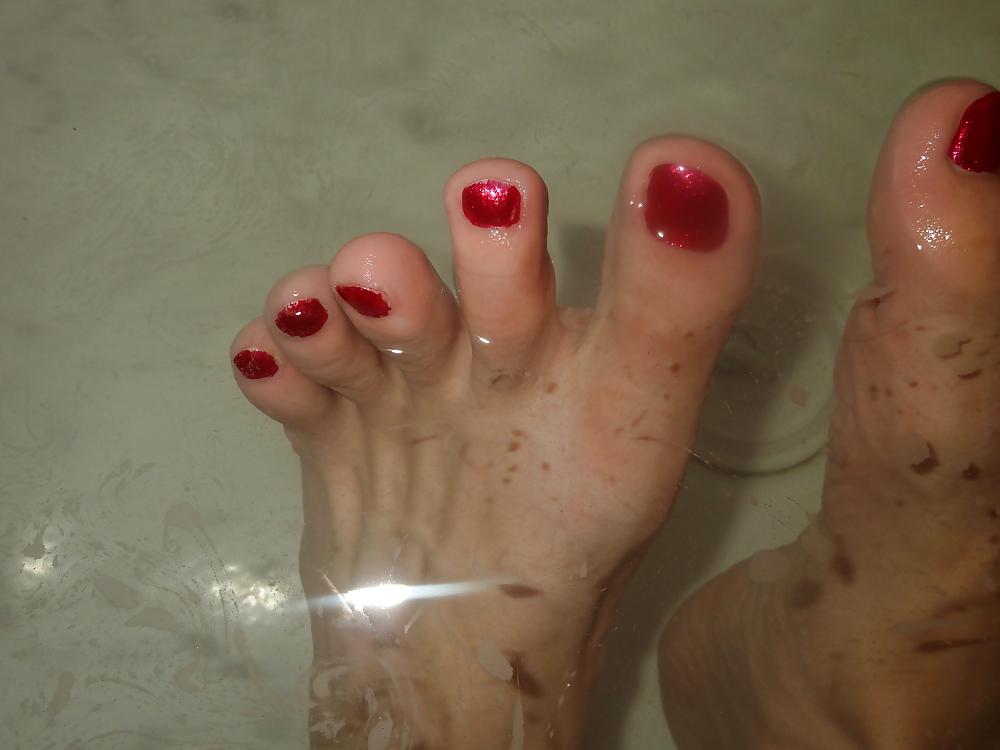 20P Feet in bath