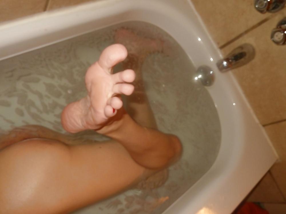 20P Feet in bath