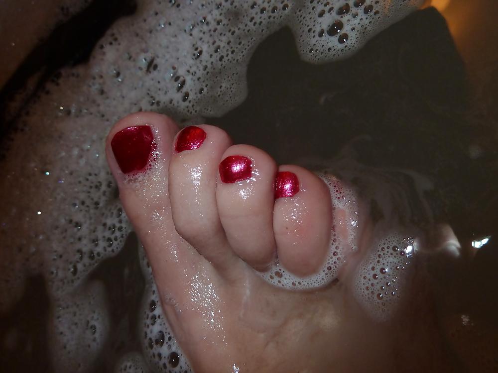 20P Feet in bath