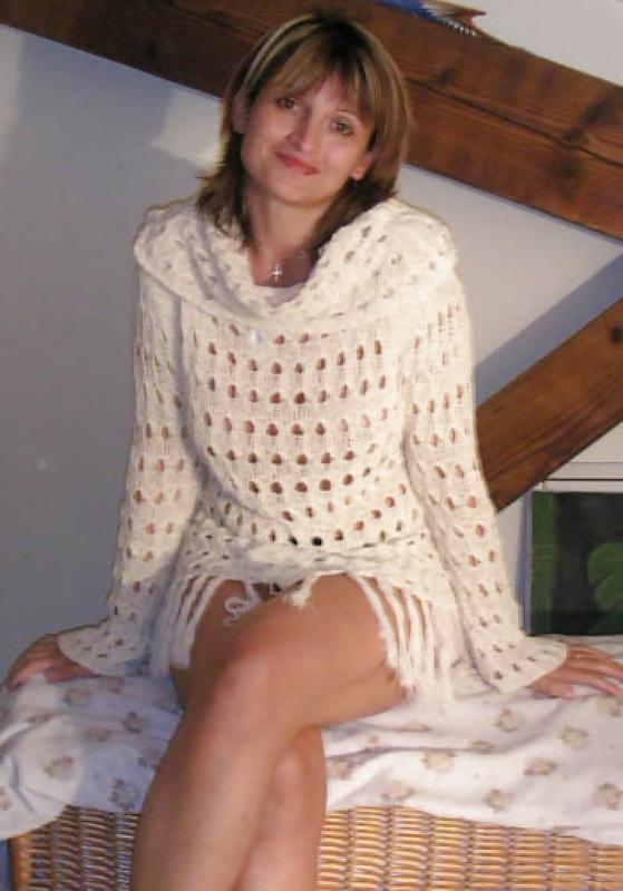 25P MILF posing outdoors