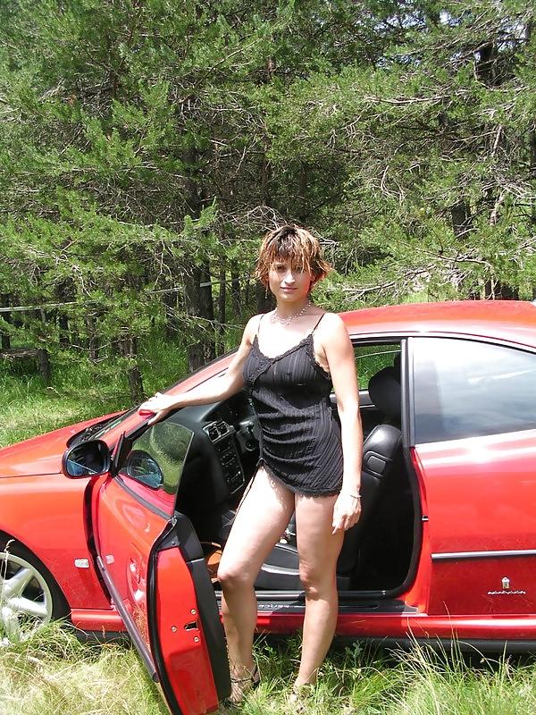 25P MILF posing outdoors