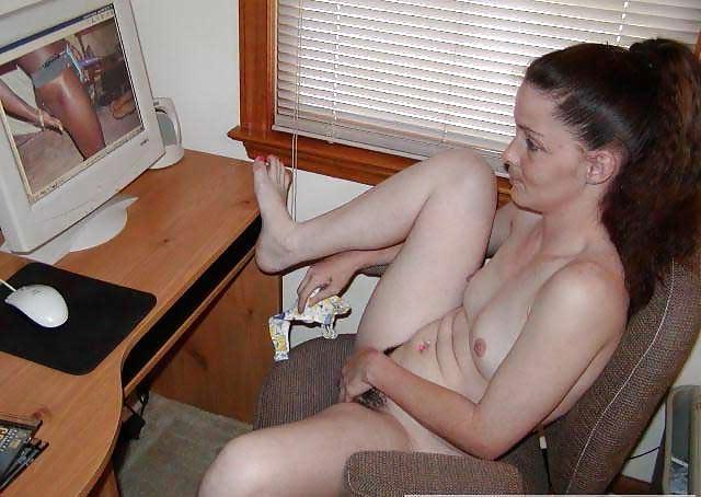 22P Nudist Pictures I love 18 .... in front of her Computer