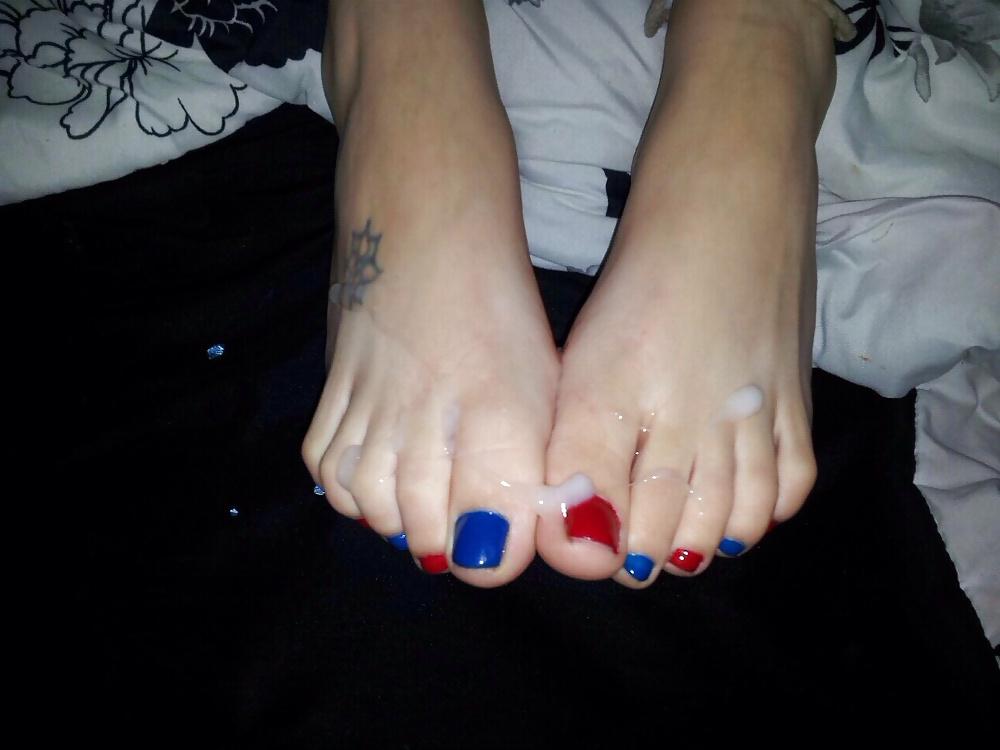 8P My cum on pretty feet