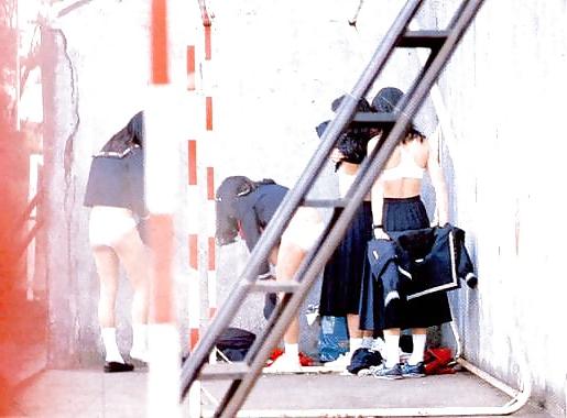 20P Japanese Girl Changing 04