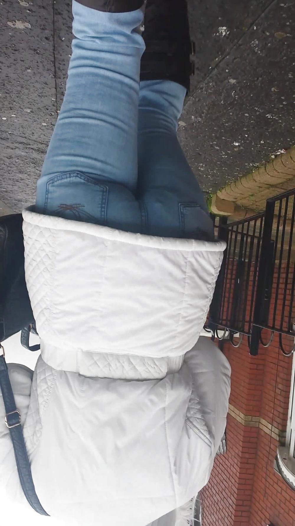 19P Walking Jeans MILF Ass