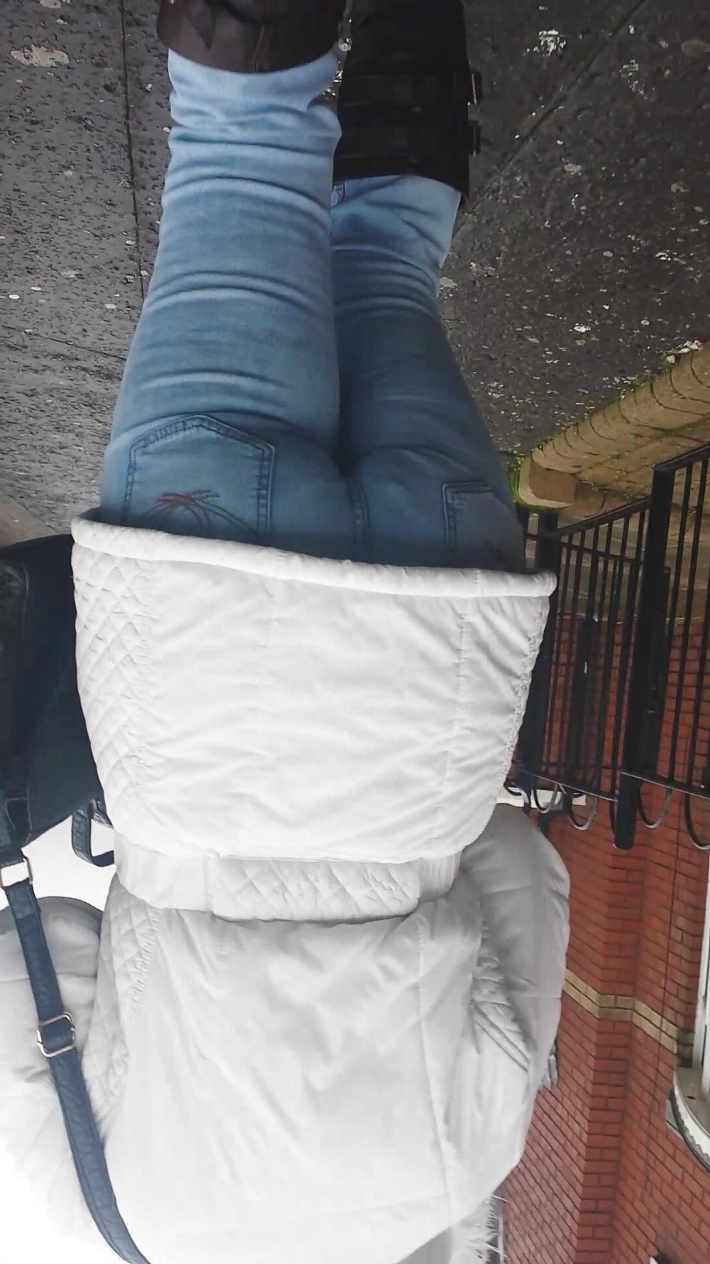 19P Walking Jeans MILF Ass