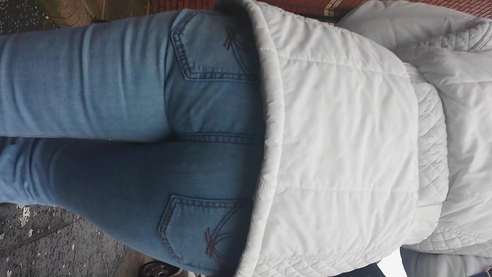 19P Walking Jeans MILF Ass
