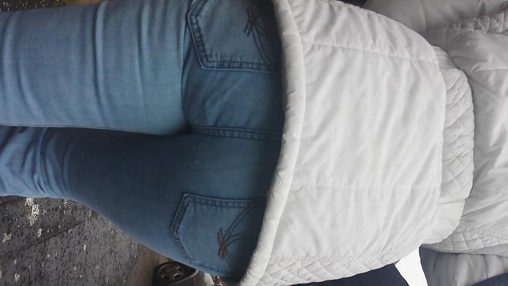 19P Walking Jeans MILF Ass