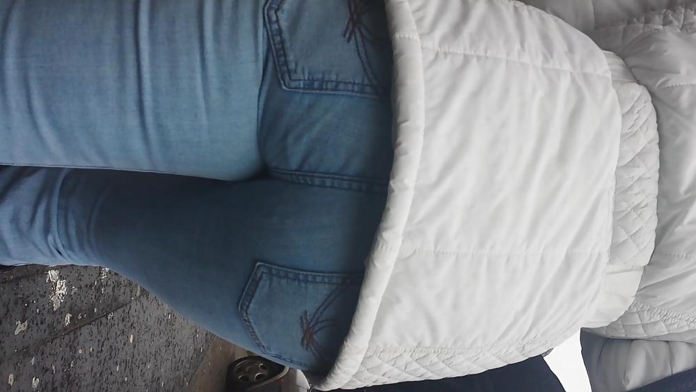 19P Walking Jeans MILF Ass