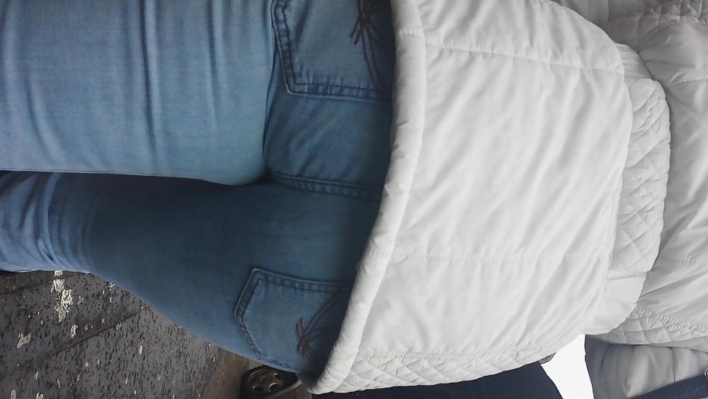 19P Walking Jeans MILF Ass