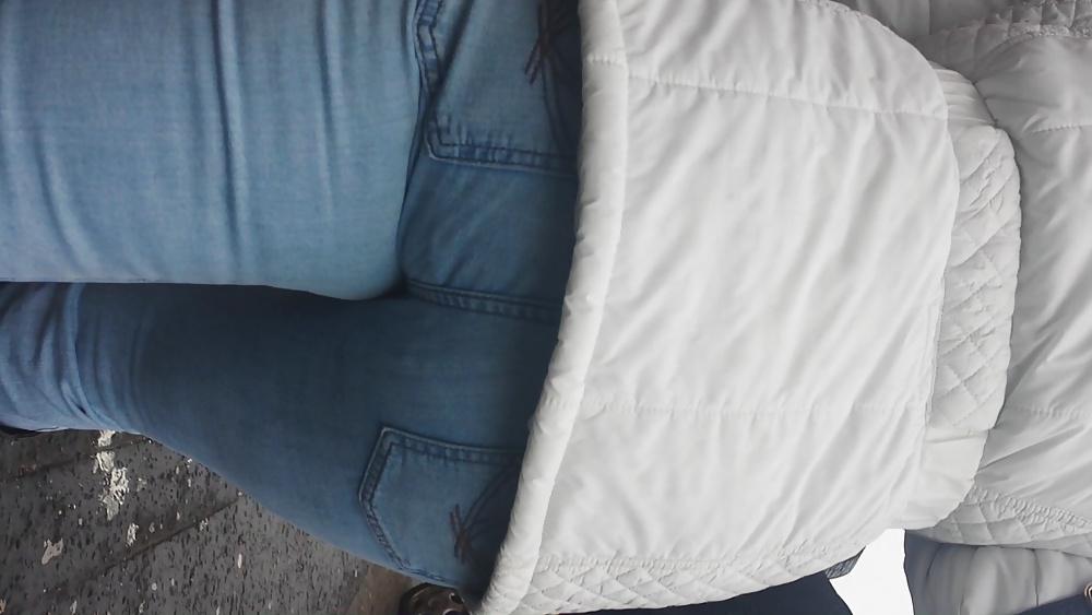19P Walking Jeans MILF Ass