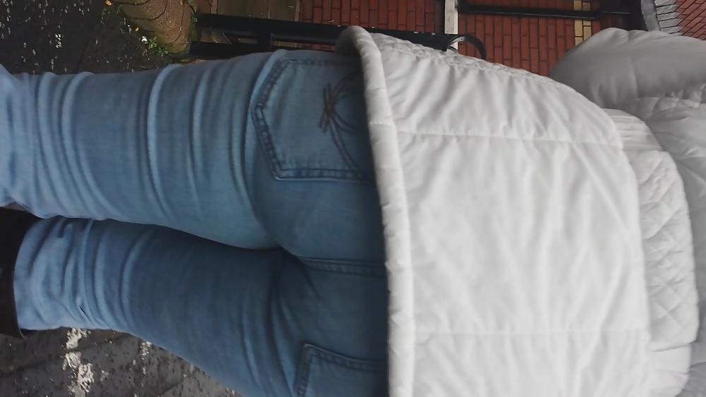 19P Walking Jeans MILF Ass