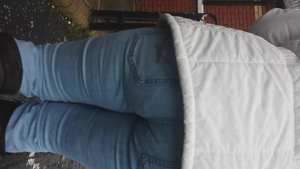 19P Walking Jeans MILF Ass