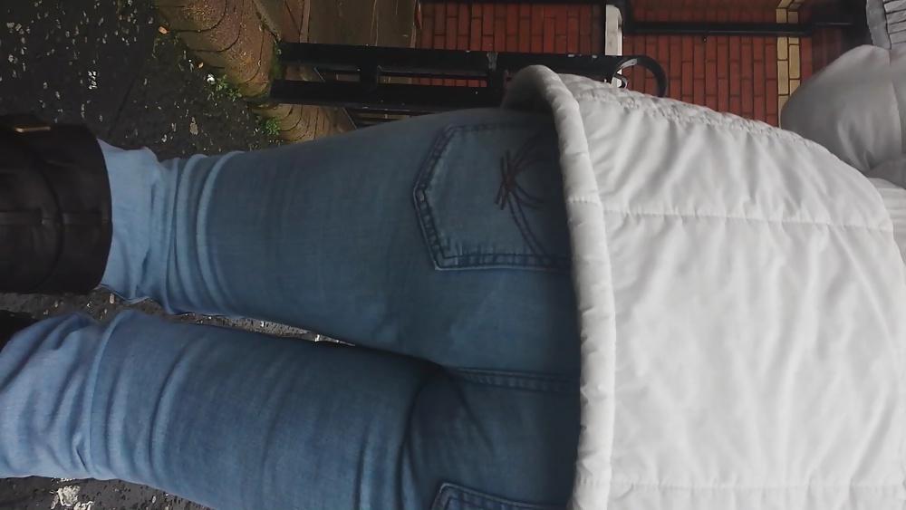 19P Walking Jeans MILF Ass