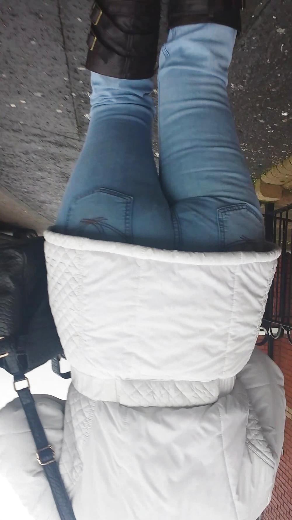 19P Walking Jeans MILF Ass