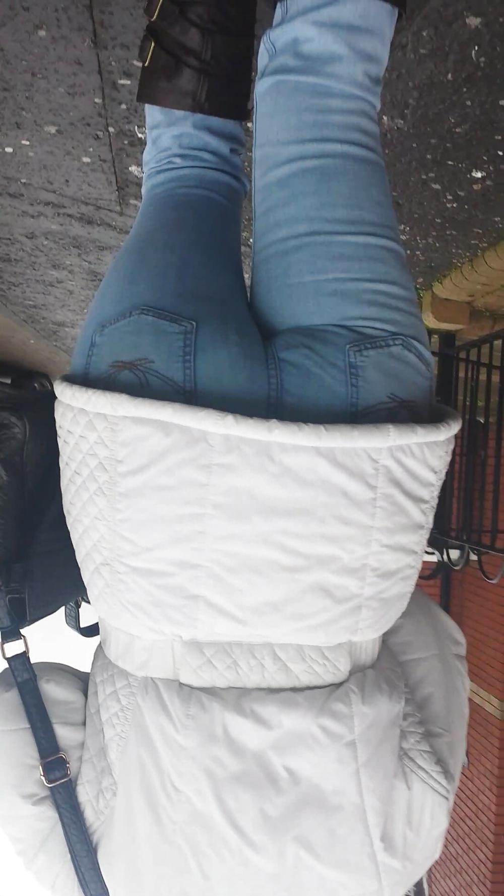 19P Walking Jeans MILF Ass
