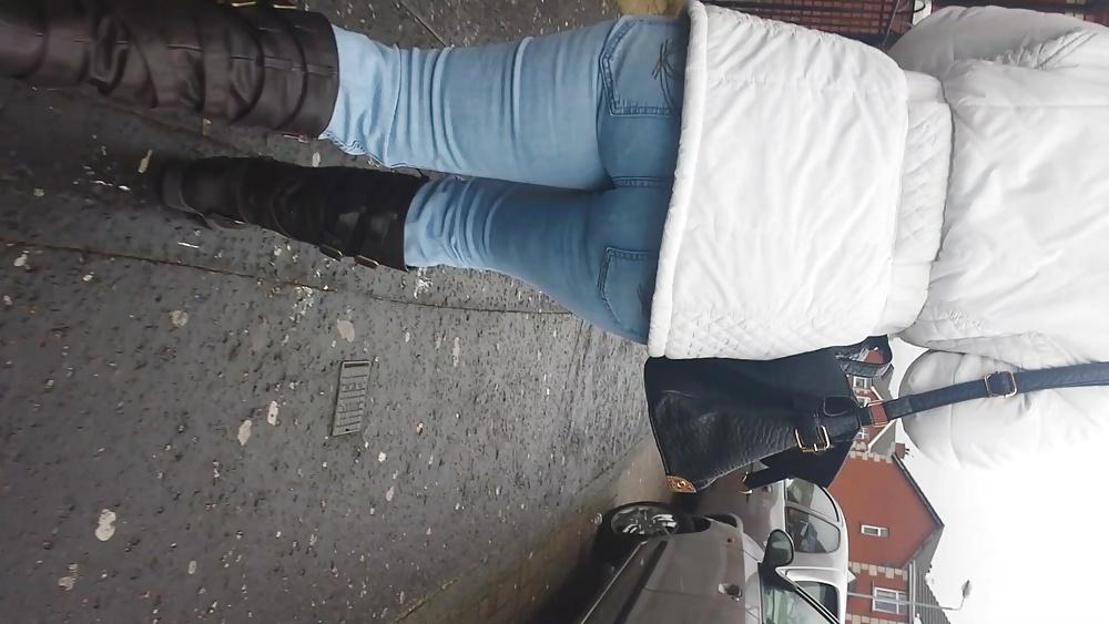19P Walking Jeans MILF Ass