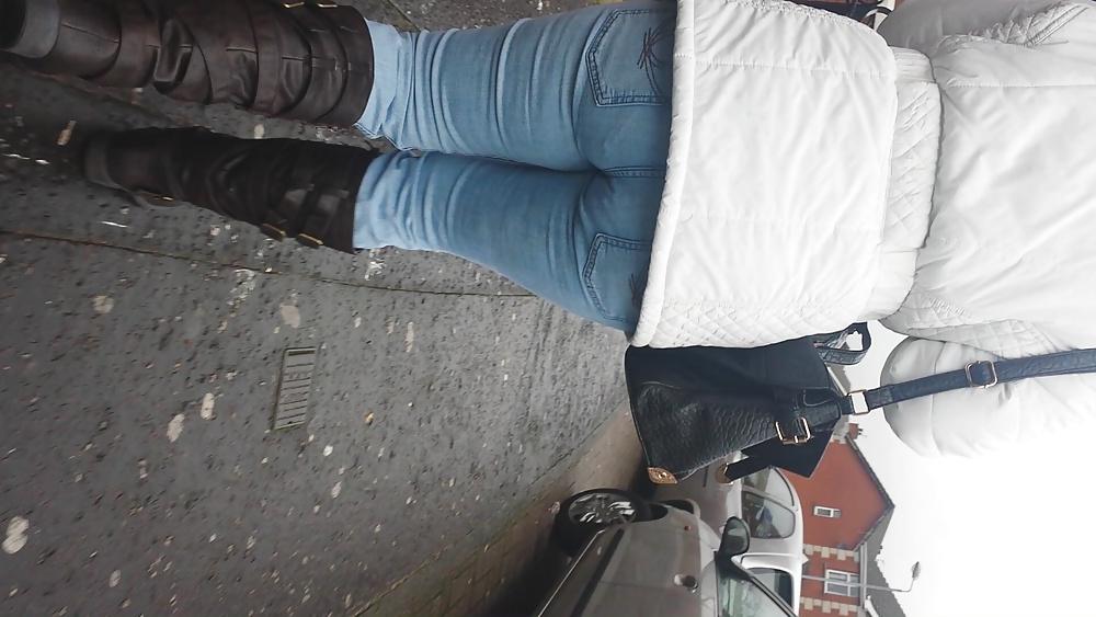 19P Walking Jeans MILF Ass