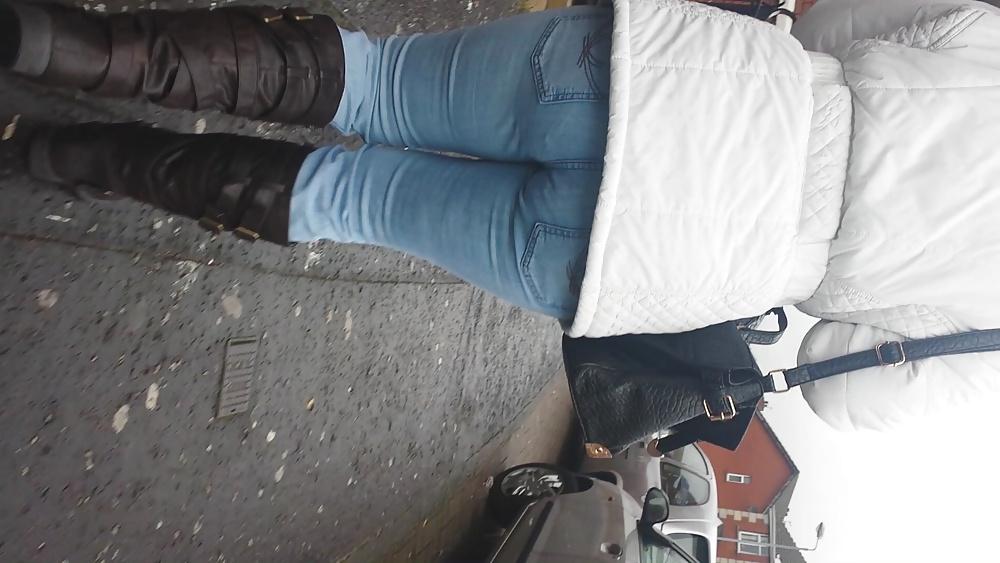 19P Walking Jeans MILF Ass
